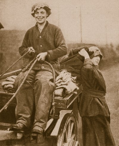 Forza lavoro femminile che guida un carro, 1914-19 da English Photographer